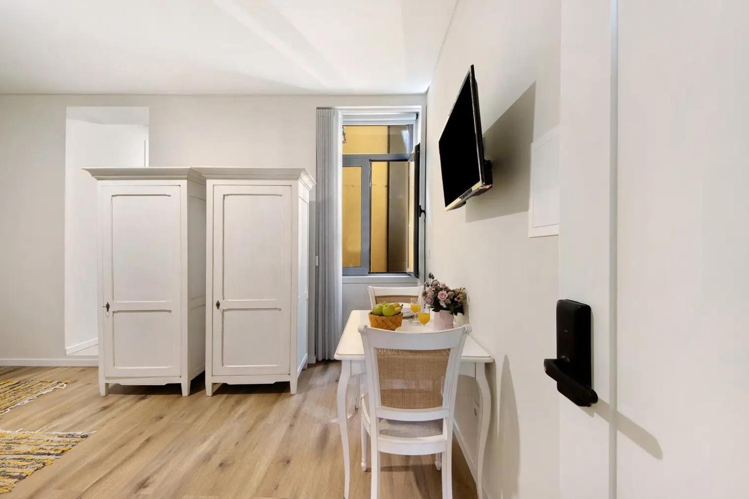 - - 4 Apartment *