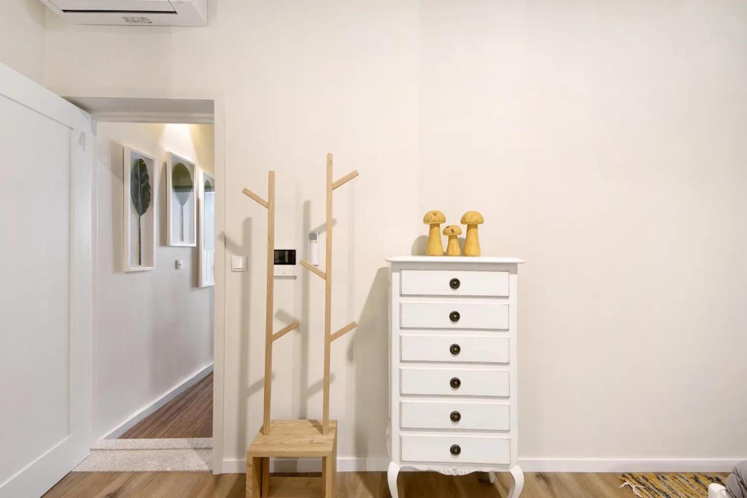 - - 4 Apartment