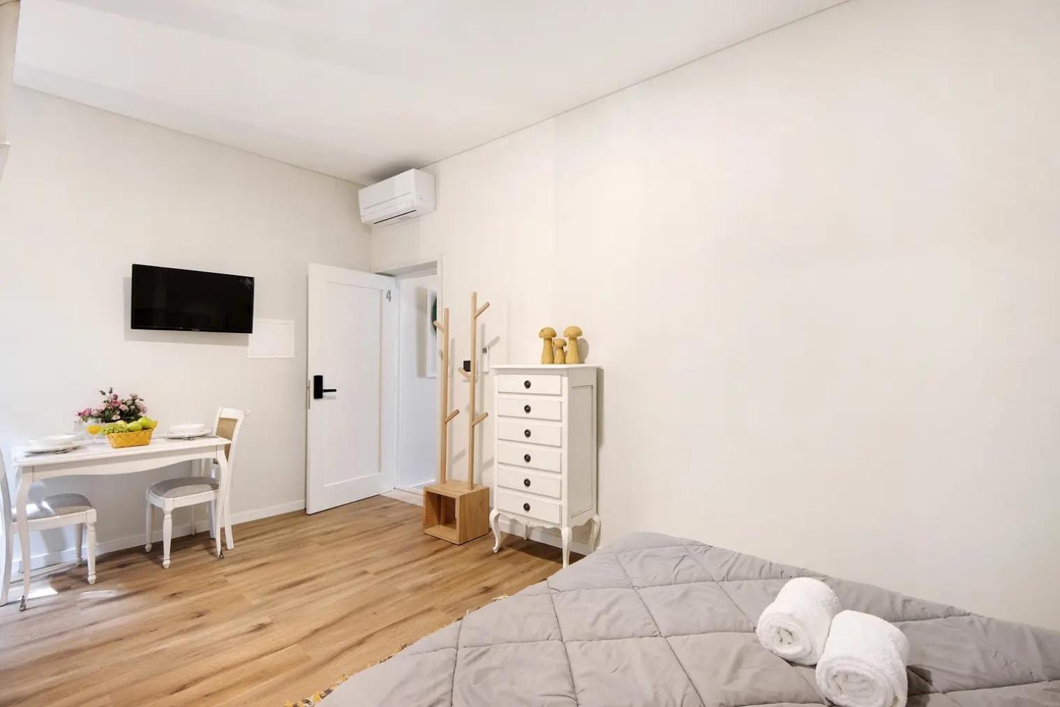 - - 4 Apartment *