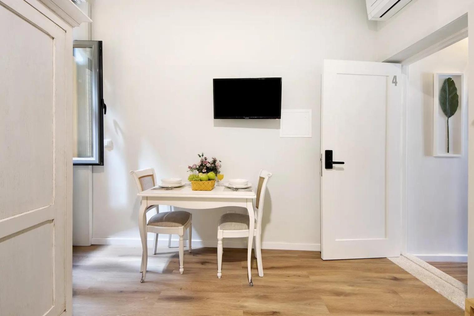 - - 4 Apartment